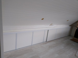 Photo de galerie - Création meubles sous pente avec portes coulissantes.