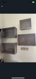 Photo de galerie - étagères avec des caisses 