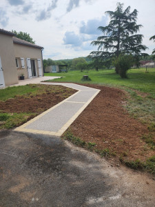 Photo de galerie - Trautoire et entrée en béton désactiver avec pavé pour faire joint de dilatation  et une décoration  couleur tom pierre 





