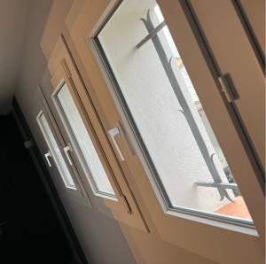 Photo de galerie - Fourniture et pose de trois fenêtres en rénovation  Dépose partielle des ouvrants existants. Fourniture et installation de : 	•	1 fenêtre PVC blanc ouverture oscillo-battante (à la française + soufflet) 	•	2 fenêtres PVC blanc ouverture à la française