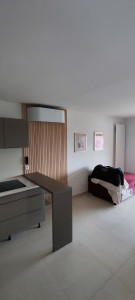 Photo de galerie - Elegante installation sur un revêtement bois deco, model climatisation Haori de chez Toshiba. 