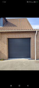 Photo de galerie - Pose d'une porte de garage sectionnelle motorisée.