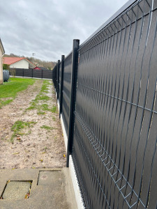 Photo de galerie - Panneau rigide de 1m73 avec soubassement béton simple de 0,25 plus occultant composite ral 7016