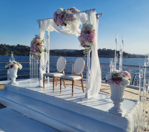 Photo de galerie - Décoration d'un mariage sur un yacht à St tropez 