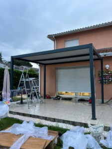 Photo de galerie - Montage et installation de structures extérieures : pergolas, abris et équipements de jardin. Travail sérieux et soigné. 