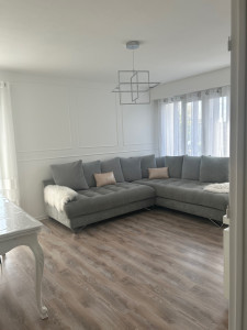 Photo de galerie - Avant, cette pièce était sombre et toute en bois. Aujourd’hui, elle est lumineuse, moderne et chaleureuse. Sol, murs, finitions : tout a été refait par mes soins.