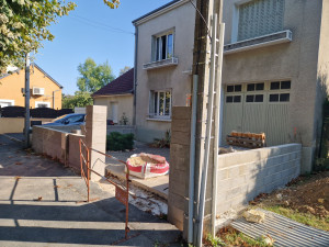 Photo de galerie - Mur de clôture avec pilasse pour portail électrique