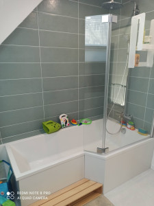 Photo de galerie - Pose du carrelage de douche, paroie de douche.