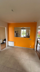 Photo de galerie - Rénovation d’une cuisine, pose d’un carrelage, ouverture d’un mur pour donner de la profondeur à la pièce, et application des deux couches de peinture choisies avec le client
