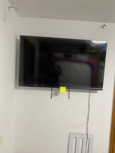 Photo de galerie - Télé fixer au mur en béton 