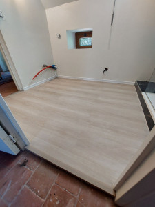 Photo de galerie - Lame pvc, seuil de porte et plinthe murales
pour une future salle de bain 