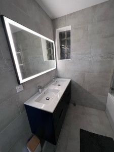 Photo de galerie - Installation meuble double vasque plus le miroir 