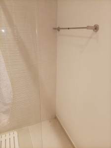 Photo de galerie - Installation d'un porte serviette dans une douche 