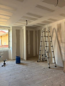 Photo de galerie - Je propose mes services pour la pose de placo, bandes et joints. Plusieurs années d’expérience, travail propre et soigné. Disponible pour vos travaux de rénovation intérieure.