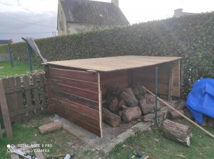 Photo de galerie - Création d'un abri en bois de récup avec toit sur vérins