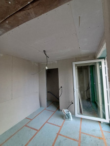 Photo de galerie - Réalisation de cloisons plâtres, faux plafonds et électricité de cette entrée complètement rénovée.