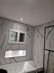 Photo de galerie - Rénovation de salle de bain pose de faïences création de niche plus pose de spots encastrés étanches 