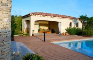 Photo de galerie - Terrasse en bois exotique pour habillage autour d’une piscine 