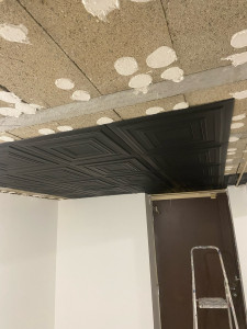 Photo de galerie - Dalle noires posée sur plafond 