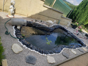 Photo de galerie - Pose de bache EPDM et remplissage du bassin