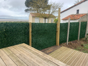 Photo de galerie - Terrasse bois ainsi que clôture grillage avec par vu
