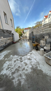 Photo de galerie - Nous avons réalisé l'intégralité du mur en parpaings qui longe la ruelle, en veillant à sa solidité et à sa rectitude.