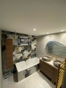 Photo de galerie - Un deuxième exemple de salle de bain totalement rénovée clef en main. 
