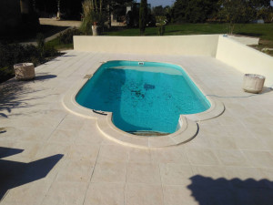 Photo de galerie - Pose carrelage avec margelles murs refait enduit monocouche