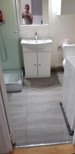 Photo de galerie - Pose d'un parquet flottant dans salle de bain (28/02/26)