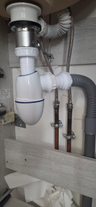Photo de galerie - Remise en état et connexion d'un lavabo de salle de bain