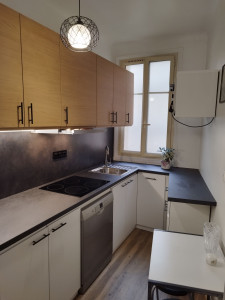 Photo de galerie - Exécution des travaux intérieurs, ainsi que la restauration des volets, des portes et des escaliers. Pose de parquet, démontage et installation de cuisines et de meubles.