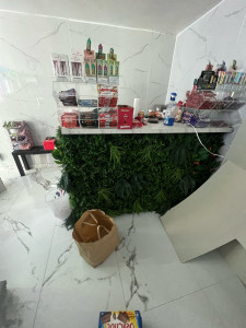 Photo de galerie - Création d’un comptoir de vente et habillage floral pour commerce.