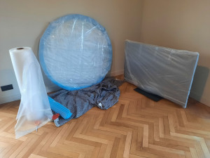 Photo de galerie - Protection soignée d’une table en verre et d’un téléviseur à l’aide de papier bulle et de protections en mousse renforcées.