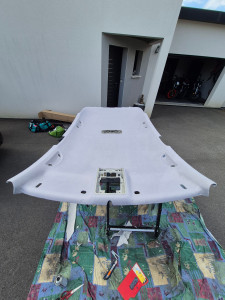 Photo de galerie - Dépose du ciel de toit de la voiture, nettoyage du vieux tissus et de la vieille colle, mise en place et encollage du nouveau tissus, repose dans la voiture. 