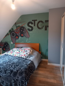 Photo de galerie - Peinture d'une chambre d’ados avec pose papier peint 