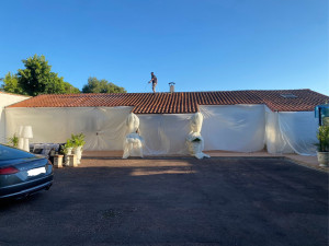 Photo de galerie - Protection par bâchage avant traitement toiture
