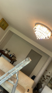 Photo de galerie - Installation lustre en cristaux (après)