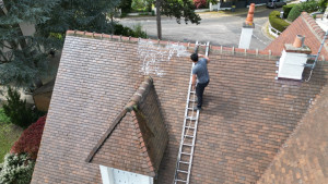 Photo de galerie - Voici une photo prise par Drône d’une intervention par notre entreprise, travaux réalisés, service de nettoyage et de pulvérisation d’un hydrofuge incolore sur l’ensemble de la toiture