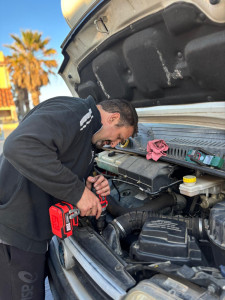 Photo de galerie - Démontage de la boîte du filtre à air sur Fiat Ducato pour remplissage de la boite à vitesse suite à la vidange de la boite de vitesse