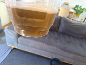 Photo de galerie - Eau sale suite à un nettoyage de canapé 