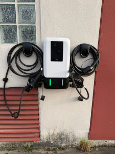 Photo de galerie - Réalisation d'une pose murale MaxiCharger (double sortie) pour la recharge simultanée de deux véhicules.