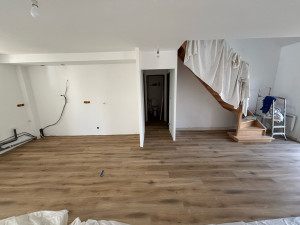 Photo de galerie - Pose de lame lvt collé imitation parquet dans un sejour-cuisine 