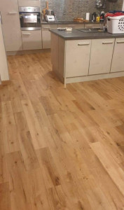 Photo de galerie - Pose de parquet stratifié dans une cuisine 