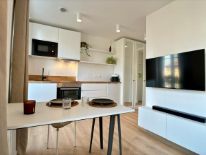 Photo de galerie - Rénovation complète et ameublement clé en main d’un appartement situé boulevard Ney, Paris 18e.
Travaux tous corps d’état, conception des espaces, menuiserie sur mesure, fourniture et montage du mobilier, cuisine équipée et finitions soignées.