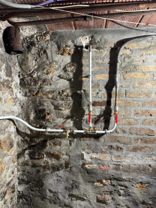 Photo de galerie - ? Réalisation – Installation d’une alimentation en eau
✔️ Installation soignée  
✔️ Soudures cuivre réalisées avec précision  
✔️ Accès facile aux vannes  
✔️ Réseau optimisé pour les futures installation