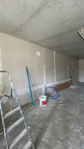 Photo de galerie - Pose de plaque de plâtre de type BA13 collé au map pour rattraper un mur . 