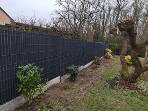 Photo de galerie - Clôture avec plaque de sous bassement, grille avec occultant 