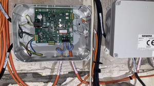 Photo de galerie - Installation d'un système de détection incendie dans un hôtel à Tourcoing : pose et raccordement des détecteurs, tirage de câbles, mise en service. SoniELEC intervient sur les travaux électriques liés à la sécurité incendie en Île-de-France.