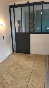 Photo de galerie - Création d'une chambre parentale avec pose de carrelage en chevron 