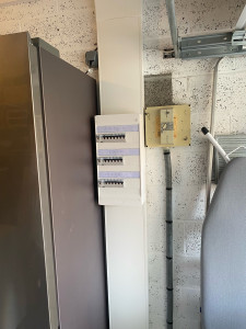 Photo de galerie - Dépose un ancien tableau électrique pour un nouveau tableau 3 ranger au norme 